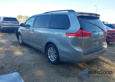 2011 Toyota Sienna Xle V6 z USA, uszkodzony, nr VIN 5TDYK3DC2BS074975